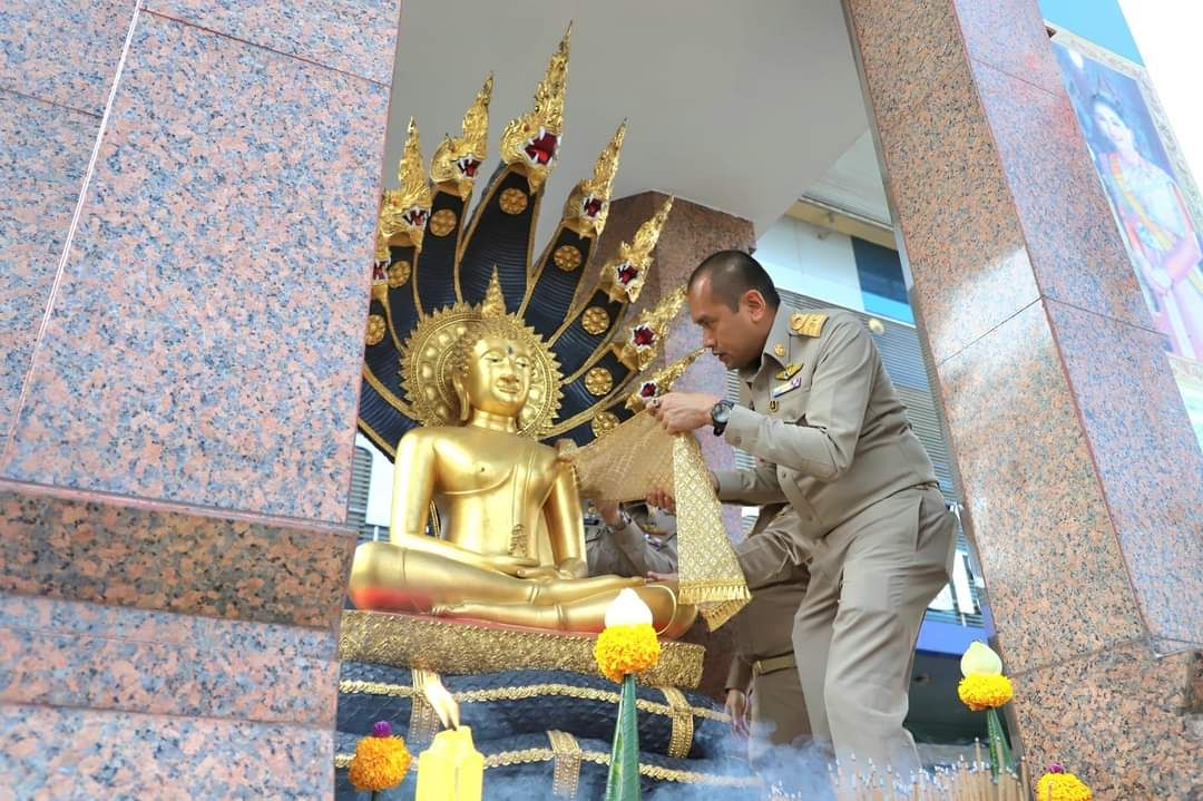 พิธีสักการะและเปลี่ยนผ้าองค์พระพุทธรัชธรรมาภิบาลนครรังสิต